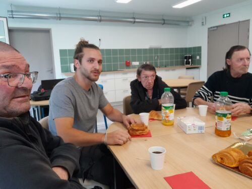 Petit déjeuner organisé à la pension de famille Frida Kahlo d’ Essômes sur Marne avec les résidents et les salariés de Coallia afin de féliciter Romain Bourlier pour l’obtention de son diplôme