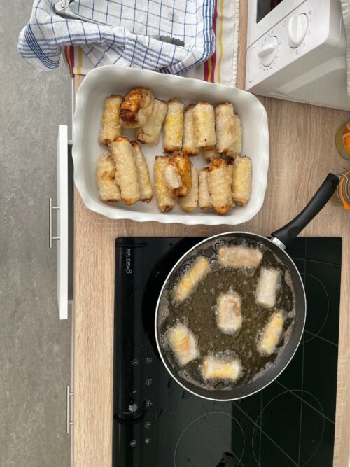 2ème atelier cuisine à la Pension de Famille Frida Kahlo d’Essômes sur marne ! Aujourd’hui, plus de 50 nems ont été préparé et en dessert une compote de pommes faites maison.
