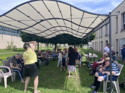 Le centre de loisir de Recey sur Ource partage un moment convivial avec les résidents de l EHPAD LACORDAIRE (21 ) Un moment où petits et grands partagent une danse chorégraphiée par l’association de la Compagnie des corps Silencieux. L’occasion d’inaugurer ce grand beau jardin aménagé  !