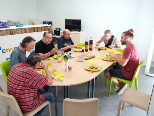 Encore une très agréable journée avec les résidents de Frida Kahlo avec la préparation d’un repas avec une salade de tomates, salade, des courgettes farcies, avec un morceau de brie et pour finaliser le repas des boules de glaces, vu les températures actuelles. Le repas s’est terminé, bien entendu.