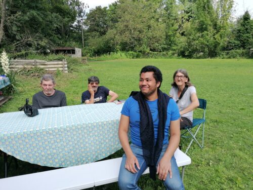 Repas partagé au très joli jardin de l’Epicerie solidaire de la ville de Sens où une de nos résidente est bénévole!