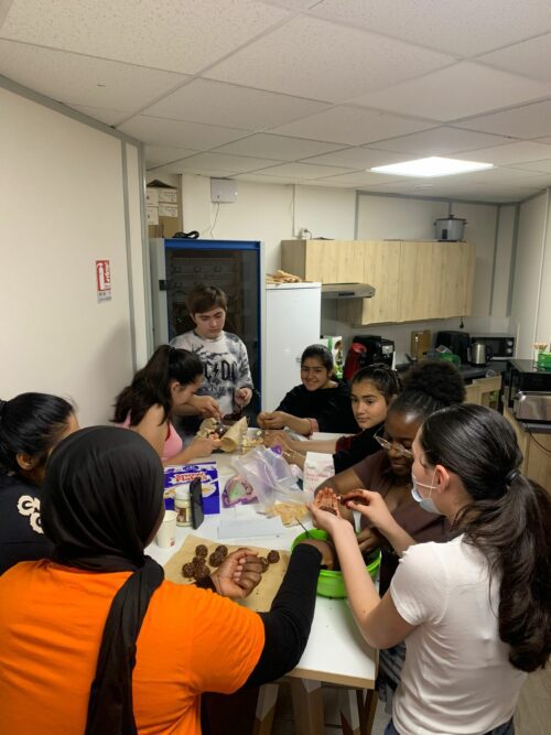 Dans le cadre du programme Renfort, SPADA91 a réuni des enfants de réfugiés pour un atelier gourmand. Au menu : pâtisseries de différents horizons, partage et sourires. Une belle occasion pour célébrer la diversité culinaire et la solidarité. Un Atelier! Des pâtisseries