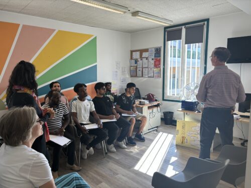 En partenariat avec l’association BRIDGE, le CADA de Nanterre organise de sessions de cours de Français à destination des personnes accompagnées. Un moment d’apprentissage et de partage, permettant à chacun de progresser dans la langue et de favoriser l’intégration.