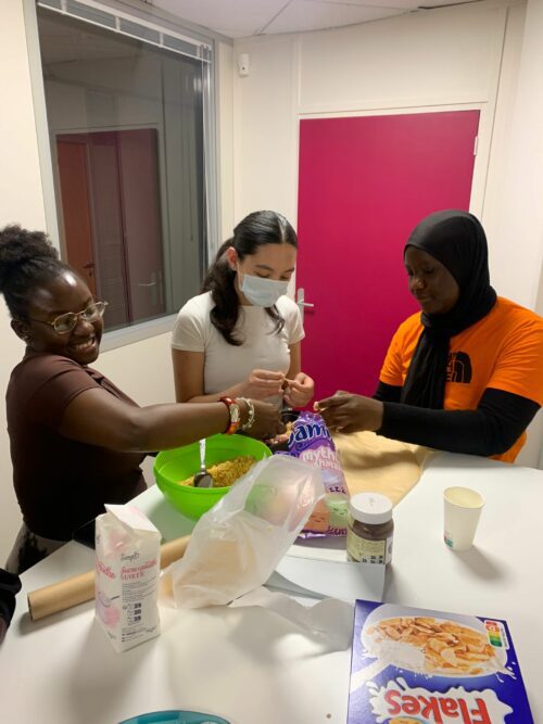Dans le cadre du programme Renfort, SPADA91 a réuni des enfants de réfugiés pour un atelier gourmand. Au menu : pâtisseries de différents horizons, partage et sourires. Une belle occasion pour célébrer la diversité culinaire et la solidarité. Un Atelier! Des pâtisseries
