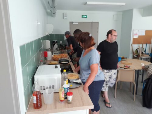 Encore un joli moment de partage entre les résidents de la pension de famille d’Essômes-sur-Marne (02) et les résidents du chrs  » la Colinette » situé sur le même site.Pour participer au repas, chacun a fait en fonction de ses capacités.Bravo à tous