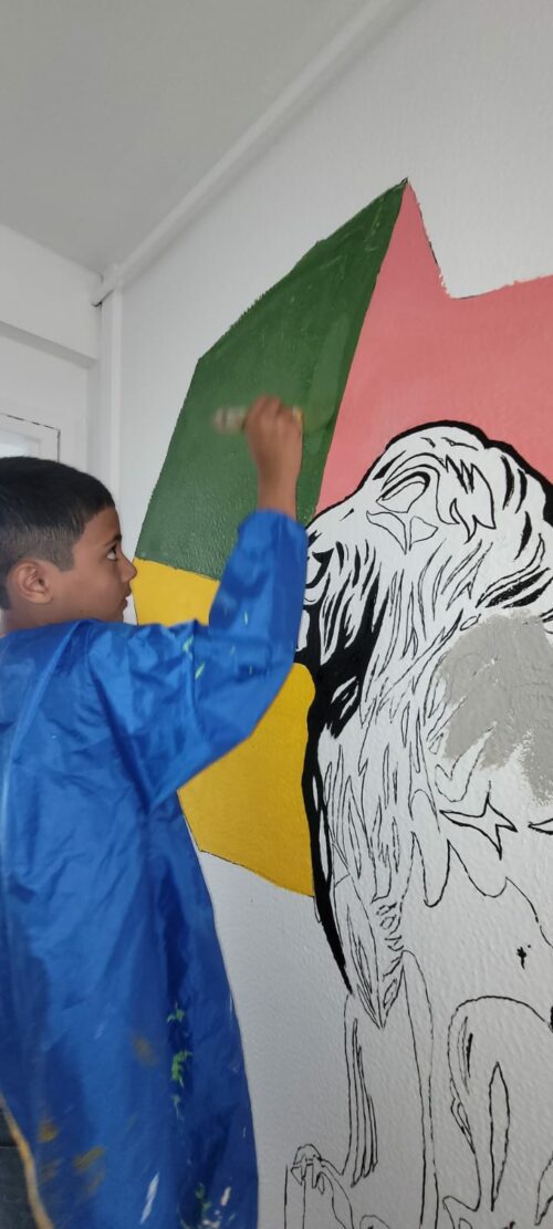 Réalisation d’une fresque collective aux LIMA Ville et Alice Salomon par Peter Klobcar, graphiste passionné de BD. Petits et grands se retrouvent lors  d’ateliers de peinture et dessins pour donner vie à cette oeuvre. Son thème : « Fresque du monde » où chacun laisse courir son imagination.👏