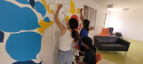 Réalisation d’une fresque collective aux LIMA Ville et Alice Salomon par Peter Klobcar, graphiste passionné de BD. Petits et grands se retrouvent lors  d’ateliers de peinture et dessins pour donner vie à cette oeuvre. Son thème : « Fresque du monde » où chacun laisse courir son imagination.👏