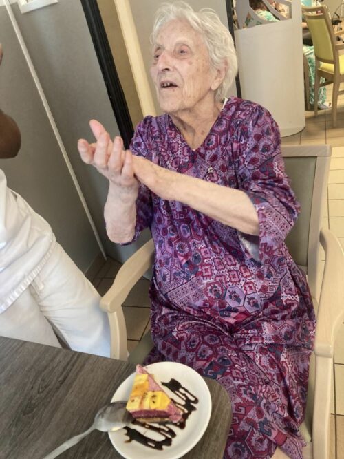 Anniversaires du mois de juillet🎂🥂le 31 juillet les anniversaires ont été célébré lors du gouter. Ainsi Pétra, Catherine, Marie Louise & Solange ont pu partagé ce moment convivial. Mention spéciale à Solange qui a fêté ses 100ans le jour même en compagnie de sa famille lors du déjeuner.Merci