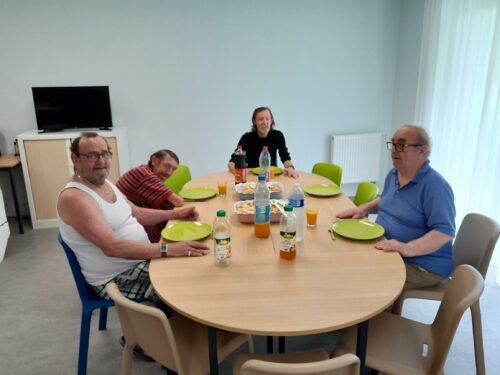 Aujourd’hui « atelier culinaire » avec les résidents de la pension de famille Frida Kahlo.Salade de thon, maïs, riz, dés de jambon en plat principal et pour finir un flan pâtissier avec deux boules de glaces et, pour terminer ce moment agréable un café, bien entendu.