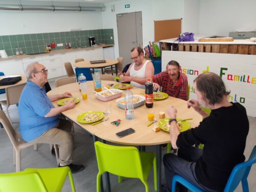 Aujourd’hui « atelier culinaire » avec les résidents de la pension de famille Frida Kahlo.Salade de thon, maïs, riz, dés de jambon en plat principal et pour finir un flan pâtissier avec deux boules de glaces et, pour terminer ce moment agréable un café, bien entendu.