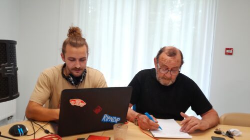 Cet après-midi, premier atelier musique avec le tube de l’année de la pension de famille Frida Kahlo.Cheez golbi
C’est dommage que nous puissions pas vous faire écouter la chanson