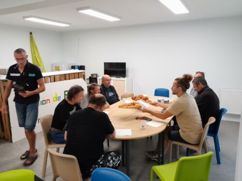 Bonjour à tous, pour terminer cette semaine, notre petit déjeuner habituel autour de grande discussions de sécurité et, de nos futures activités.Bonne fin de journée à vous de la part des résidents de la pf d’Essômes sur Marne, de Romain et Bruno