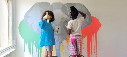 Réalisation d’une fresque collective aux LIMA Ville et Alice Salomon par Peter Klobcar, graphiste passionné de BD. Petits et grands se retrouvent lors  d’ateliers de peinture et dessins pour donner vie à cette oeuvre. Son thème : « Fresque du monde » où chacun laisse courir son imagination.👏