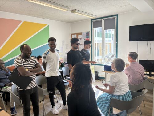 En partenariat avec l’association BRIDGE, le CADA de Nanterre organise de sessions de cours de Français à destination des personnes accompagnées. Un moment d’apprentissage et de partage, permettant à chacun de progresser dans la langue et de favoriser l’intégration.