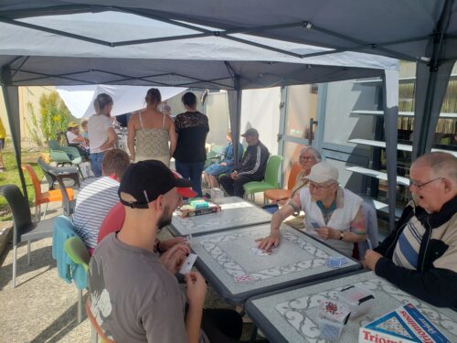 Encore une journée bien remplie pour les résidents de l’EANM et les bénéficiaires du  SAVS d’Albert qui ont invité les résidents de l’EHPAD d’Acheux avec qui ils ont partagé un moment convivial
