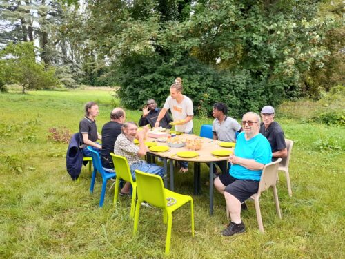 Encore un joli moment de partage entre les résidents de la pension de famille d’Essômes-sur-Marne (02) et les résidents du chrs  » la Colinette » situé sur le même site.Pour participer au repas, chacun a fait en fonction de ses capacités.Bravo à tous