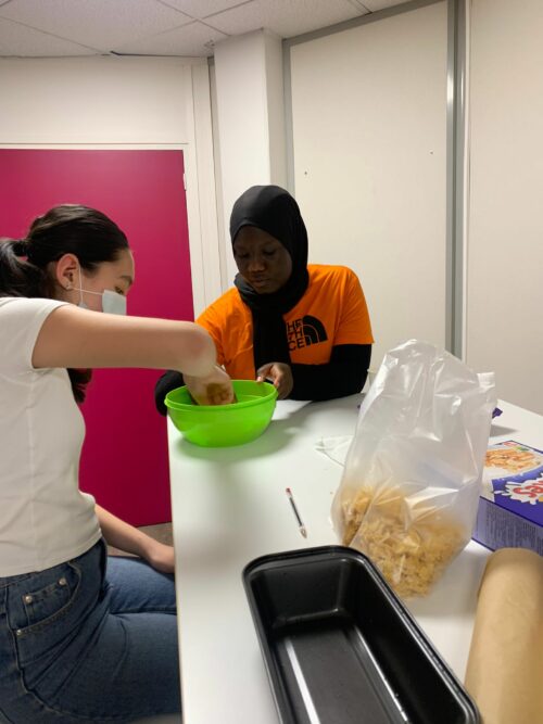 Dans le cadre du programme Renfort, SPADA91 a réuni des enfants de réfugiés pour un atelier gourmand. Au menu : pâtisseries de différents horizons, partage et sourires. Une belle occasion pour célébrer la diversité culinaire et la solidarité. Un Atelier! Des pâtisseries
