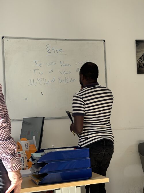 En partenariat avec l’association BRIDGE, le CADA de Nanterre organise de sessions de cours de Français à destination des personnes accompagnées. Un moment d’apprentissage et de partage, permettant à chacun de progresser dans la langue et de favoriser l’intégration.