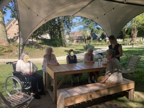 Ehpad Les Larris Coallia en ballade au parc Lejars Rouillon, Mardi 6 aout, une petite ballade au parc Le Jars-Rouillon de Dourdan a été réalisée. Les résidents ont été ravi de la visite