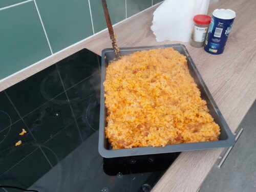 Aujourd’hui préparation d’un risotto-chorizo, suivi de fromage, gâteau aux yaourts et d’un café bien entendu.Chacun a participé en fonction de ses capacités et un moment convivial a été partagé une nouvelle fois à Frida Kahlo. La pension de famille d’Essômes-sur-Marne vous dit à bientôt.