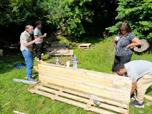 Ce 22 août 2024 atelier menuiserie en collaboration avec le Chrs La Collinette, afin de créer un banc à partir de palettes.A suivre dans les prochains épisodes.