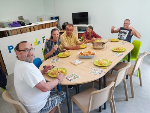 Encore un atelier cuisine avec les résidents de Frida Kahlo : au programme : pâtes à la carbonara, fromage et flan suivi d’un agréable café, bien sûr.Bon appétit à vous