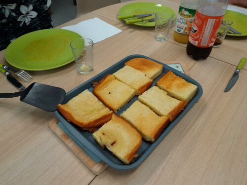 Aujourd’hui préparation d’un risotto-chorizo, suivi de fromage, gâteau aux yaourts et d’un café bien entendu.Chacun a participé en fonction de ses capacités et un moment convivial a été partagé une nouvelle fois à Frida Kahlo. La pension de famille d’Essômes-sur-Marne vous dit à bientôt.