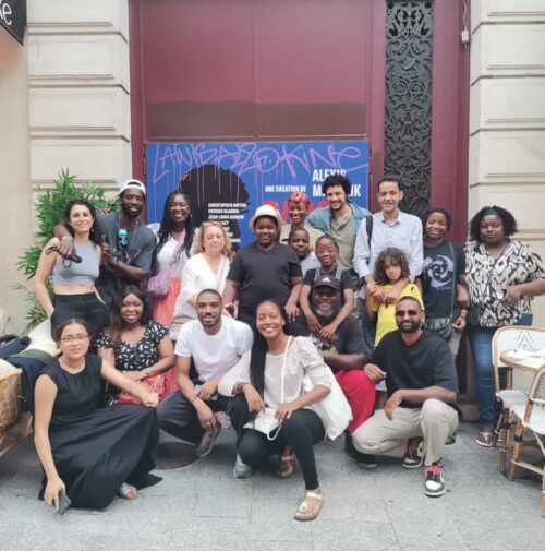 A l’initiative de notre animatrice socio-éducative Nelvia Voukissa (LIMA Ville et Alice Salomon), organisation d’une sortie théâtrale pour assister à la pièce « Passeport ». L’histoire traite avec humilité et sincérité le long parcours de la migration. Petits et grands ont adoré. A voir absolument !!