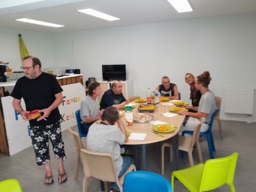Aujourd’hui préparation d’un risotto-chorizo, suivi de fromage, gâteau aux yaourts et d’un café bien entendu.Chacun a participé en fonction de ses capacités et un moment convivial a été partagé une nouvelle fois à Frida Kahlo. La pension de famille d’Essômes-sur-Marne vous dit à bientôt.