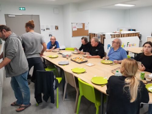 Le dernier repas de Romain qui nous quitte pour de nouveaux horizons professionnels, un repas partagé avec  les résidents de la pension de famille Frida Kahlo et, une partie de l’équipe de la Collinette.Tout le monde lui a souhaité de réussir dans son projet.Bonne chance Romain