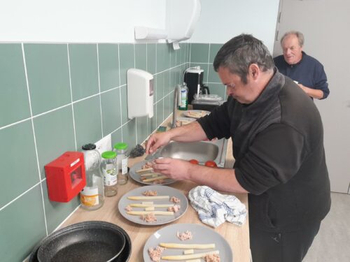 Un nouveau repas organisé à Frida Khalo aujourd’hui avec au programme : asperges avec thon et sauce moutarde, omelette avec champignons, lardons et tomates cuites, suivi d’un morceau de fromage et, finalisé par une part de flan et un café bien sur.