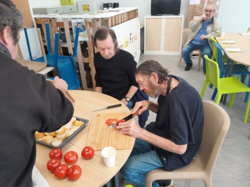 Un nouveau repas organisé à Frida Khalo aujourd’hui avec au programme : asperges avec thon et sauce moutarde, omelette avec champignons, lardons et tomates cuites, suivi d’un morceau de fromage et, finalisé par une part de flan et un café bien sur.