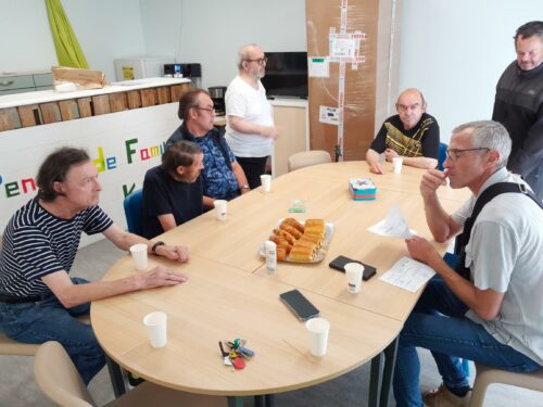 Je publie, en retard, notre petit déjeuner du 6 septembre 2024 avec des usagers qui avaient beaucoup de plaisir en cette fin de semaine et, aussi du sérieux en réfléchissant au futur « atelier cuisine »