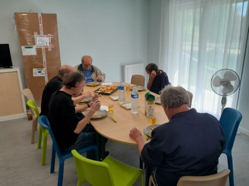 Un nouveau repas organisé à Frida Khalo aujourd’hui avec au programme : asperges avec thon et sauce moutarde, omelette avec champignons, lardons et tomates cuites, suivi d’un morceau de fromage et, finalisé par une part de flan et un café bien sur.