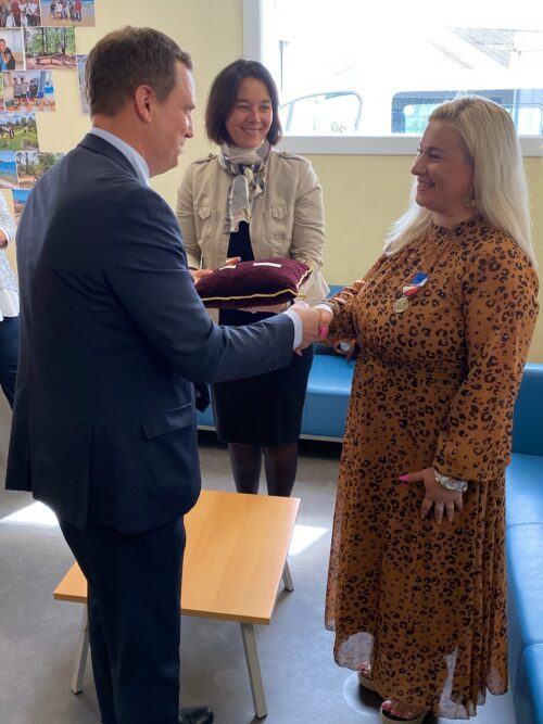Territoire des Côtes d’Armor,  la remise de la sécurité intérieure pour Me BILOUSENKO & M. AKKI salariés du dispositif Ukraine22. Monsieur COCHU Secrétaire du Préfet 22 a remercié toutes les équipes investies dans ce dispositif et souligné l’agilité, la qualité et les valeurs de Coallia!