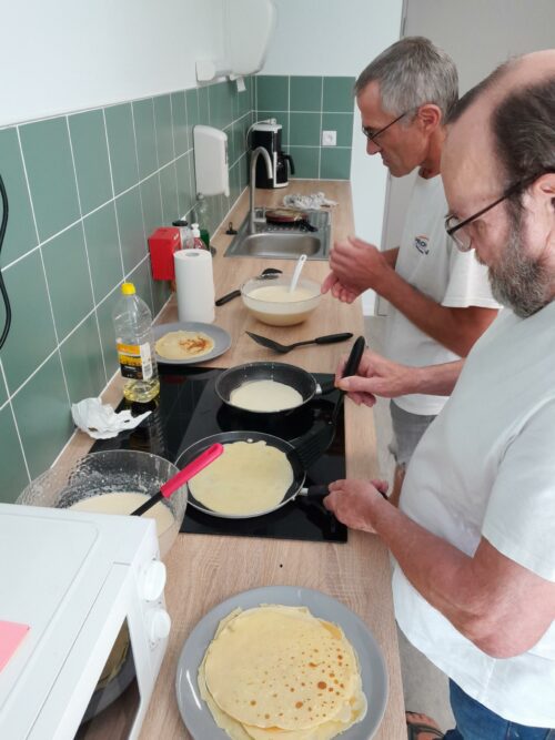Comme chaque semaine, nous nous régalons à l’atelier cuisine. Aujourd’hui, crêpe salées et sucré.