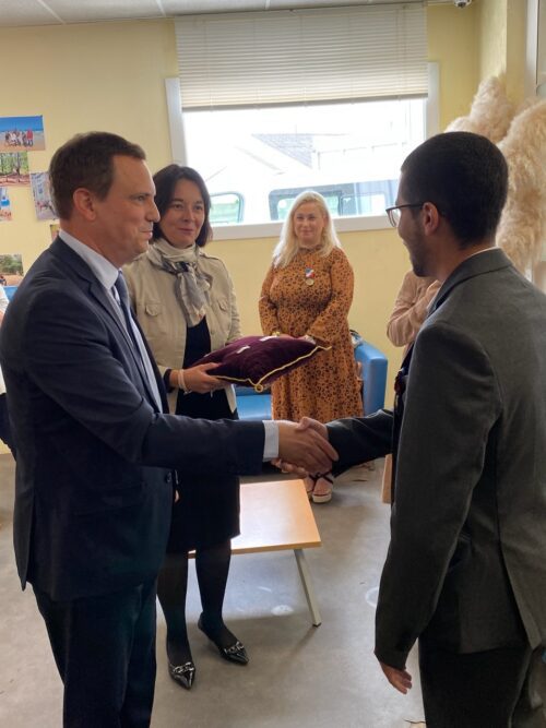 Territoire des Côtes d’Armor,  la remise de la sécurité intérieure pour Me BILOUSENKO & M. AKKI salariés du dispositif Ukraine22. Monsieur COCHU Secrétaire du Préfet 22 a remercié toutes les équipes investies dans ce dispositif et souligné l’agilité, la qualité et les valeurs de Coallia!