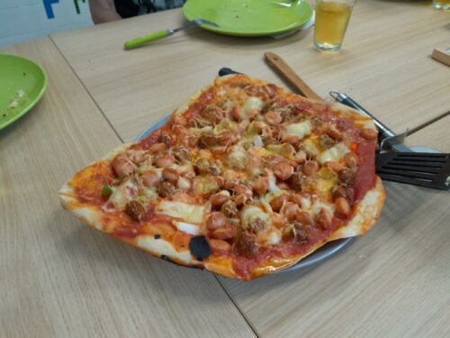 Bonjour à tous, hier nous nous sommes préparés une quiche et deux pizzas, avec la pâte faite « maison »,  préparé par un de nos résidents. Cela a encore été un beau moment de partage à Frida Kahlo. A vous de nous montrer vos talents culinaires.