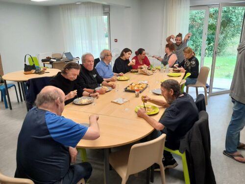 Le dernier repas de Romain qui nous quitte pour de nouveaux horizons professionnels, un repas partagé avec  les résidents de la pension de famille Frida Kahlo et, une partie de l’équipe de la Collinette.Tout le monde lui a souhaité de réussir dans son projet.Bonne chance Romain