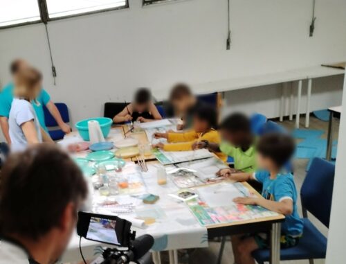 Avec le Programme Respirations co-piloté par la FAS, Les Petits Débrouillards et Cultures du Coeur, a porté un atelier Art et Sciences au CADA-HUDA des Ateliers à DIJON en août : réalisation d’une fresque avec l’artiste Congolais Mokè Fils et 7 adolescents et animation d’ateliers Scientifiques.
