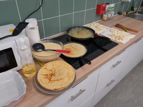 Le dernier repas de Romain qui nous quitte pour de nouveaux horizons professionnels, un repas partagé avec  les résidents de la pension de famille Frida Kahlo et, une partie de l’équipe de la Collinette.Tout le monde lui a souhaité de réussir dans son projet.Bonne chance Romain