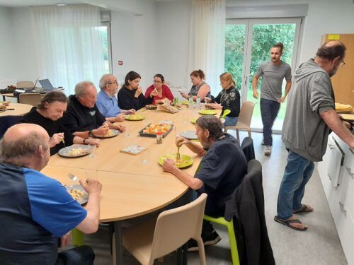 Le dernier repas de Romain qui nous quitte pour de nouveaux horizons professionnels, un repas partagé avec  les résidents de la pension de famille Frida Kahlo et, une partie de l’équipe de la Collinette.Tout le monde lui a souhaité de réussir dans son projet.Bonne chance Romain