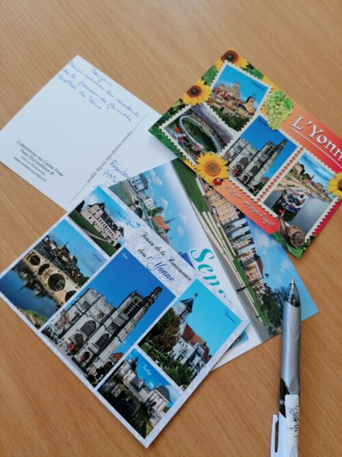 Participation aux « cartes postales joviales ». Nous écrivons des cartes postales dans des EPHAD pour faire voyager leurs résidents. A cette occasion, nous révisons notre géographie!!!