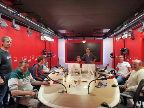 Les résidents du Foyer Beaumanoir d’Evran en séjour à Paris du 02 au 03/09/2024 (merci à Léandre pour l’accueil parking rue Falguière) . Au programme le lundi, Edern, John, Christian, Florian et David ont pu visiter les studios de Radio France, ouverts pour l’occasion par l’oncle d’un résident…