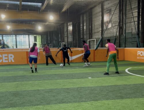 Le pôle Premier Accueil et Urgence Insertion 91 ont organisé un tournoi d’Urban soccer (foot à 5 vs 5) à l’Urban Soccer d’Évry. Un tournoi mixte réunissant salariés et résidents/domiciliés. L’objectif était de partager un moment convivial autour du sport, et c’est mission accomplie !