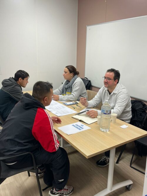 Dans le cadre de la semaine d’intégration des réfugiés, le Pôle d’intégration et d’insertion de Créteil a organisé le vendredi 18 novembre 2024 un JOB DATING. Les bénéficiaires de COALLIA du 94 ont pu rencontrer et échanger avec nos partenaires emplois. Cette journée a offert de belles opportunités.