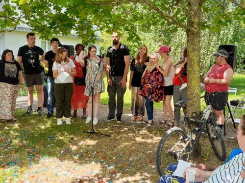 Partenariat entre l’IME EPHESE et le CADA AISNE de Soissons/Merval : Plusieurs ateliers SLAM ont été animés par des travailleurs sociaux permettant la rencontre entre les enfants de l’IME et des personnes en demande d’asile. Représentation finale qui a eu lieu à la RS de Soissons le 26 juin 2024.