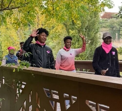 Dans le cadre de la semaine de l’intégration, le CPH et AGIR 86 ont réuni leurs bénéficiaires autour d’un atelier couture, une intervention de la CPAM pour la prévention du cancer du sein et l’autopalpation, puis une marche « octobre rose » au bord du Clain qui s’est déroulée sous un ciel clément.