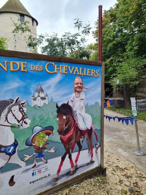 Retour au moyen âge avec le spectacle la légende des chevaliers et visite de la ville de Provins pour la pension de famille de Sens !