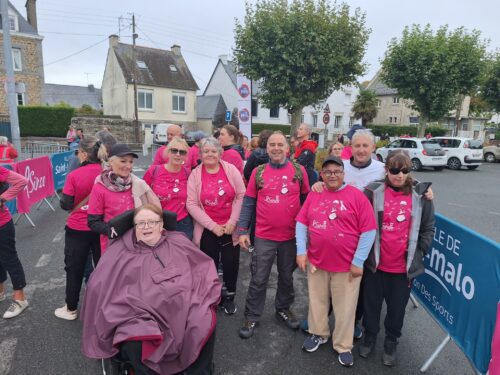 Ce dimanche 6 octobre, la Maison d’Accueil Spécialisée « Les Petites Pierres » de Saint-Pierre-de-Plesguen a fièrement participé à la marche La Malouine à Saint-Malo pour soutenir Octobre Rose. Trois résidents , accompagnés de Yohan, Magalie, Nathalie, Sébastien et Stéphanie.